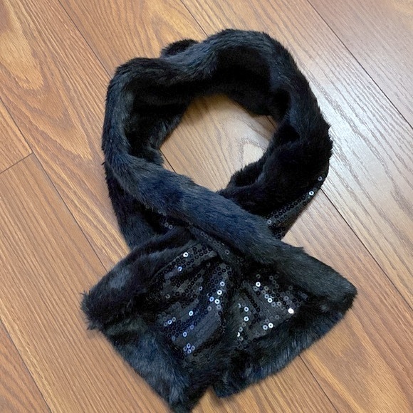 Candies woman’s black pull through sparking sequins & faux fur scarf 🧣 - Picture 10 of 12